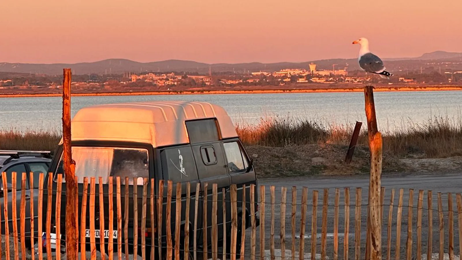 Camper bei Sonnenuntergang